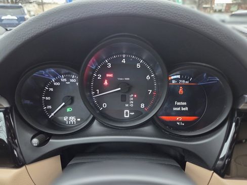 Used 2023 Porsche Macan AWD image 15