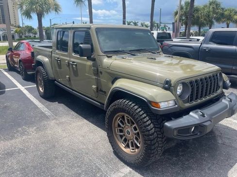 Certified 2025 Jeep Gladiator Sport AWD/4WD image 2