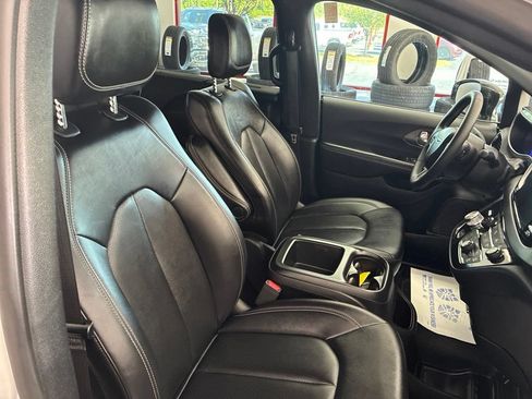 Used 2025 Chrysler Pacifica Select FWD image 30