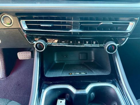 Used 2025 Chevrolet Traverse LT image 19