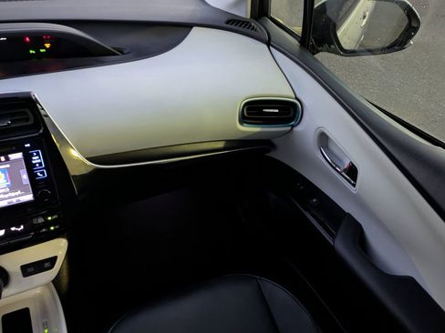 Used 2018 Toyota Prius Three image 18