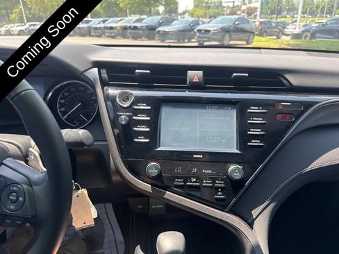 Used 2020 Toyota Camry SE FWD image 18