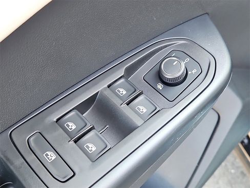 New 2025 Volkswagen Taos SE image 17