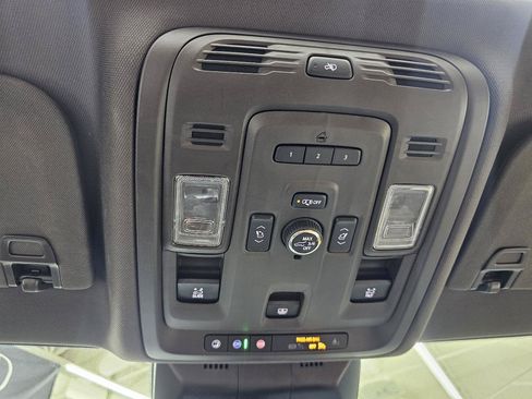 Used 2021 Cadillac Escalade Premium Luxury RWD image 39