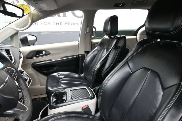 Used 2023 Chrysler Pacifica Touring-L FWD image 17
