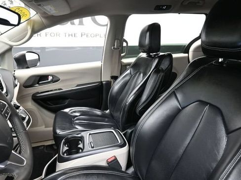 Used 2023 Chrysler Pacifica Touring-L FWD image 17