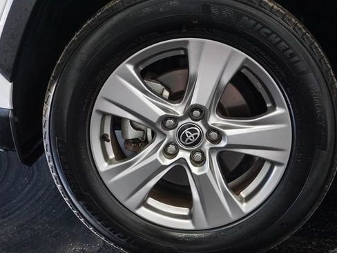 Used 2025 Toyota RAV4 XLE AWD/4WD image 4