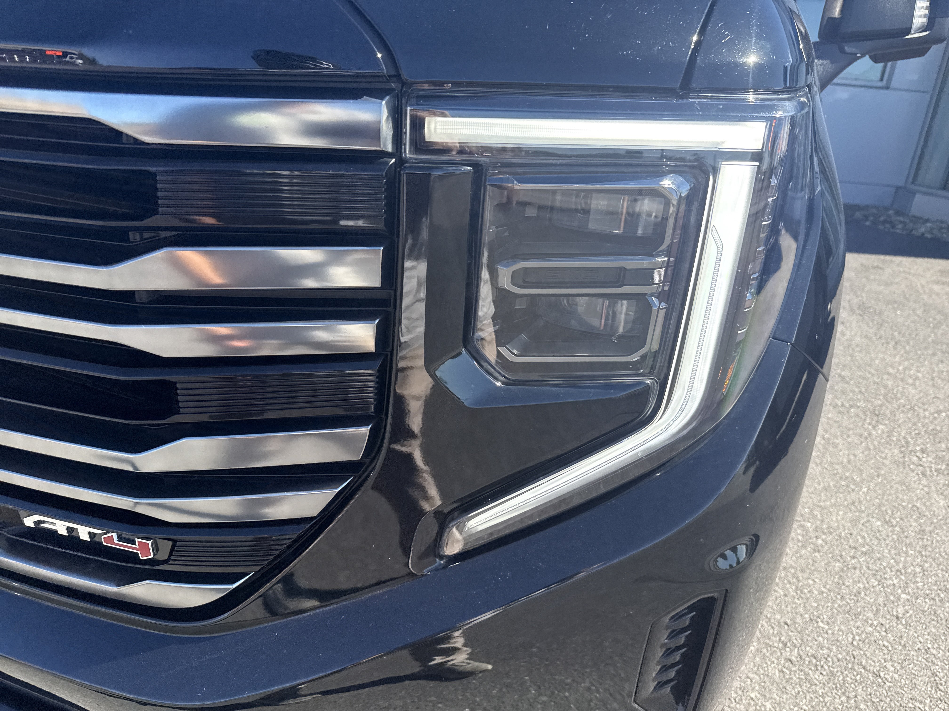 Used 2025 GMC Sierra 1500 AT4 w/ AT4 Premium Package AWD/4WD image 9