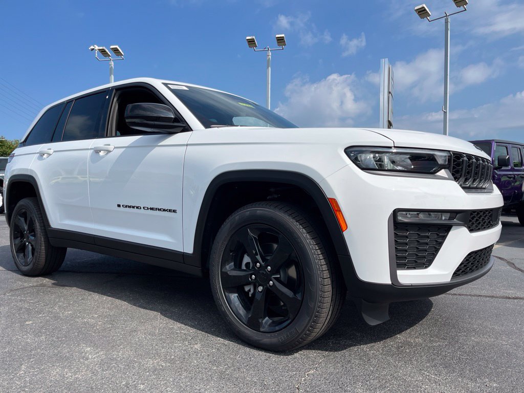 New 2026 Jeep Grand Cherokee Limited w/ Limited Altitude Package AWD/4WD image 32