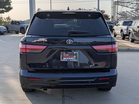 Used 2023 Toyota Sequoia Platinum AWD/4WD image 7