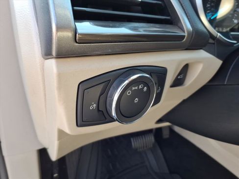 Used 2018 Ford Fusion SE w/ Fusion SE Technology Package FWD image 28