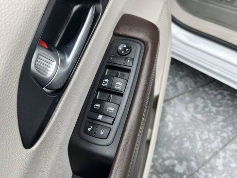 Used 2021 Chrysler Pacifica Touring-L w/ Premium & Safety Sphere Group image 8