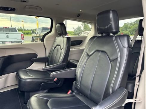 Used 2024 Chrysler Pacifica Touring-L FWD image 20