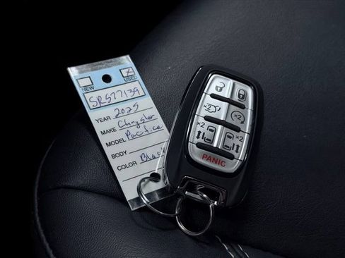 Used 2025 Chrysler Pacifica Select FWD image 39