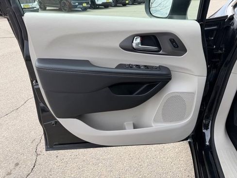 Used 2023 Chrysler Pacifica Touring-L image 24