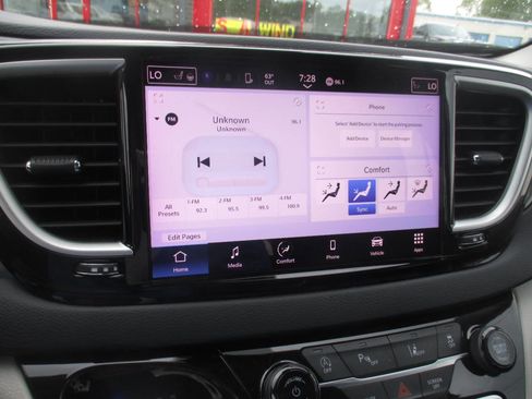 Used 2023 Chrysler Pacifica Touring-L FWD image 30