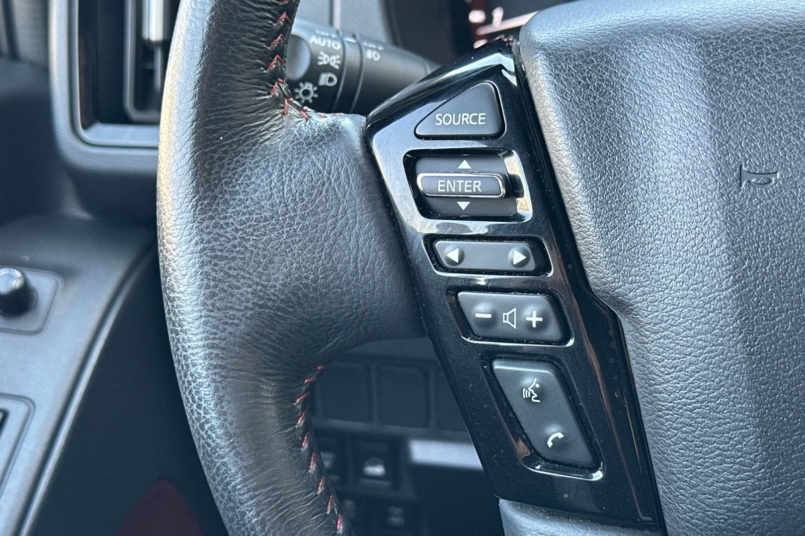 Used 2025 Nissan Frontier PRO-4X AWD/4WD image 30