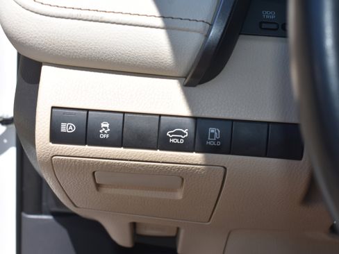 Used 2019 Toyota Camry XLE image 16