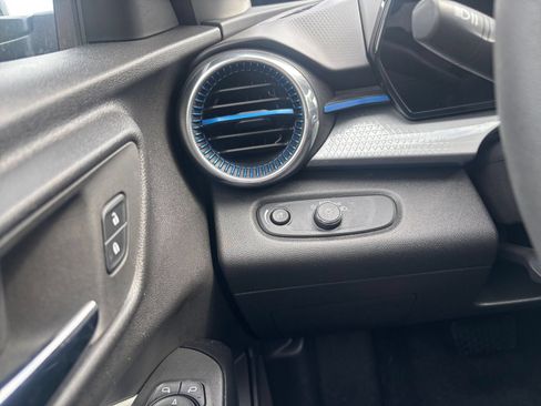 Used 2025 Chevrolet Trax LT FWD image 33