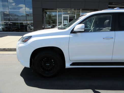 Used 2022 Lexus GX 460 Luxury w/ Off Road Package AWD/4WD image 2