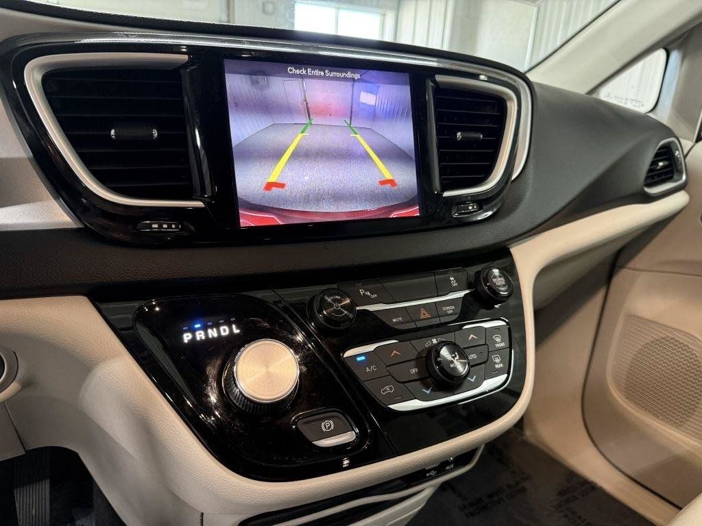 Used 2018 Chrysler Pacifica Touring Plus FWD image 17