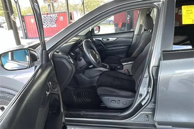 Used 2015 Nissan Rogue SV FWD image 3