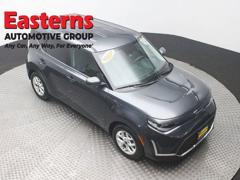 Used 2023 Kia Soul LX w/ LX Technology Package FWD image 3
