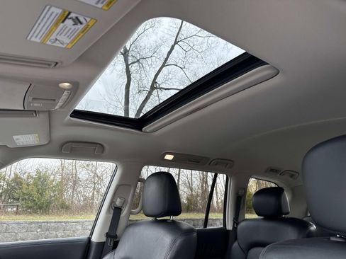 Used 2024 Nissan Armada SL w/ Captain's Chairs Package AWD/4WD image 9