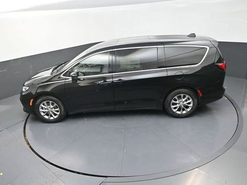 New 2026 Chrysler Pacifica Limited FWD image 14