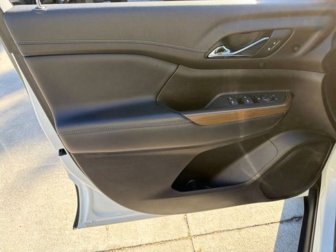 Used 2021 GMC Acadia SLE image 15