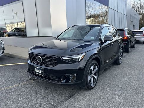 New 2026 Volvo XC40 B5 Plus w/ Climate Package image 4