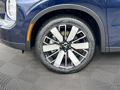 New 2025 Mitsubishi Outlander SE image 33