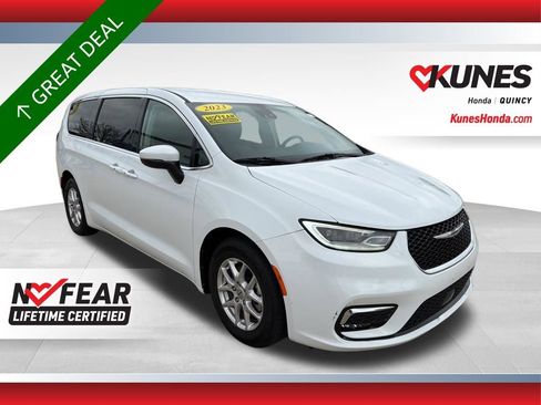 Used 2023 Chrysler Pacifica Touring-L FWD image 1