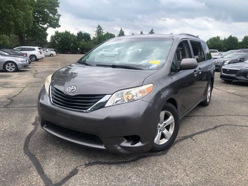 Used 2013 Toyota Sienna LE FWD image 1