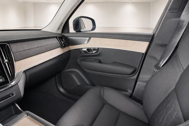 Used 2025 Volvo XC90 B6 Plus w/ Protection Package Premier AWD/4WD image 8