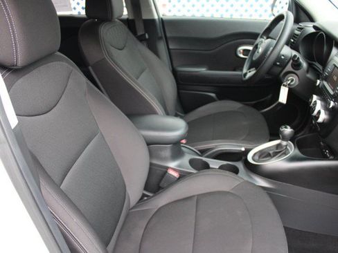 Used 2018 Kia Soul FWD image 11