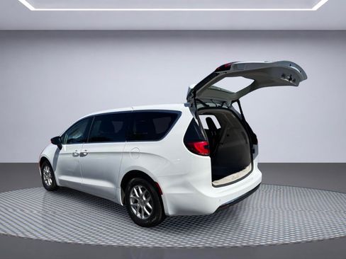 Used 2024 Chrysler Pacifica Touring-L FWD image 7