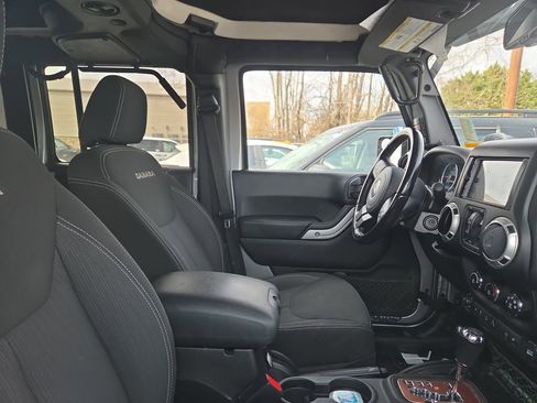 Used 2016 Jeep Wrangler Unlimited Sahara w/ Connectivity Group image 12