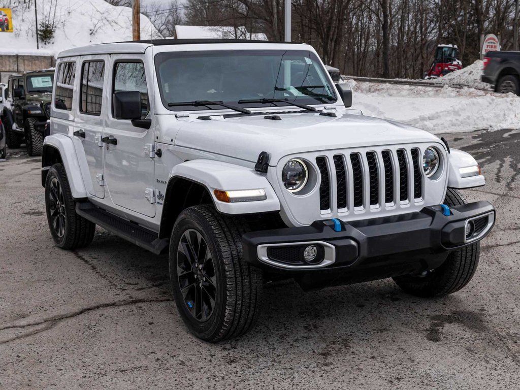 Used 2023 Jeep Wrangler Unlimited Sahara w/ Cold Weather Group AWD/4WD image 3