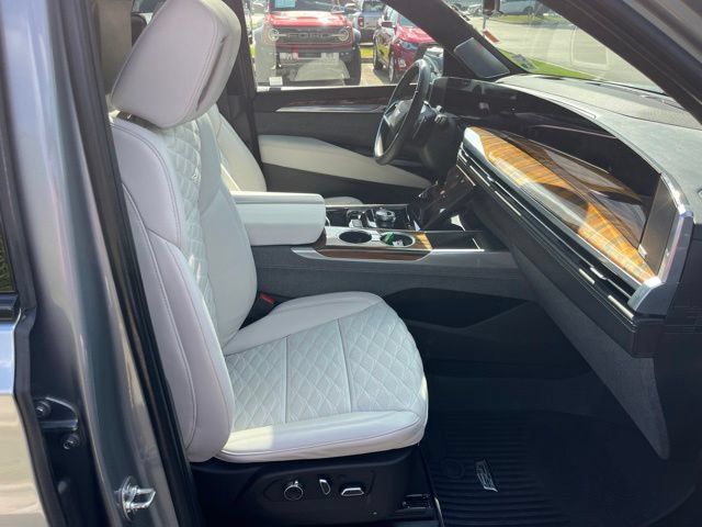 Certified 2025 Cadillac Escalade ESV Sport Platinum w/ LPO, Floor Liner Package AWD/4WD image 46
