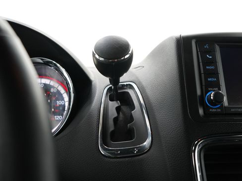 Used 2019 Dodge Grand Caravan SXT w/ Blacktop Package FWD image 26