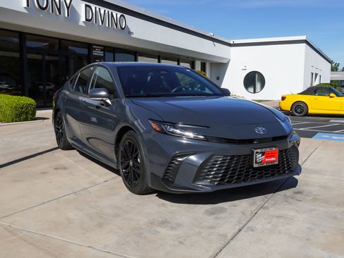 Used 2025 Toyota Camry SE FWD image 2