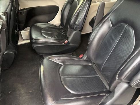 Used 2022 Chrysler Pacifica Touring-L w/ Uconnect Theater Family Group image 31