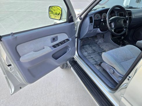 Used 2000 Toyota 4Runner SR5 AWD/4WD image 10