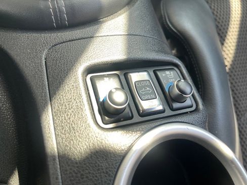 Used 2010 Nissan 370Z Touring image 10