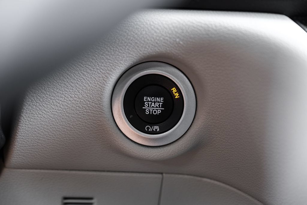 Used 2024 Chrysler Pacifica Touring-L FWD image 29