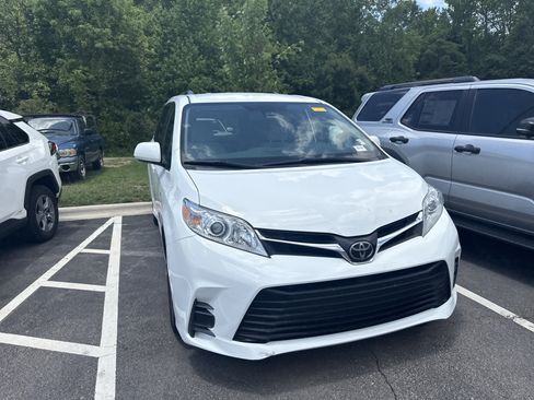 Used 2020 Toyota Sienna LE AWD/4WD image 3