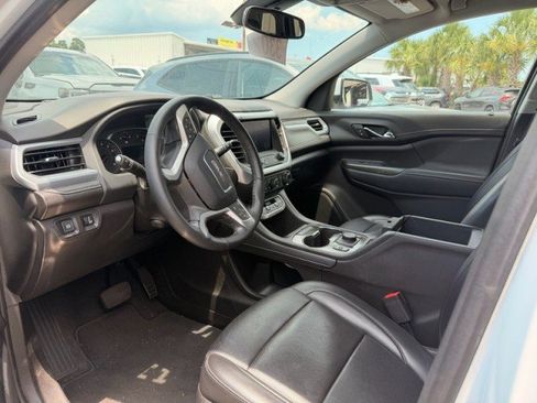 Used 2023 GMC Acadia SLT w/ Preferred Package FWD image 4
