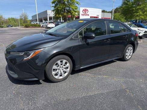 Used 2022 Toyota Corolla LE image 2