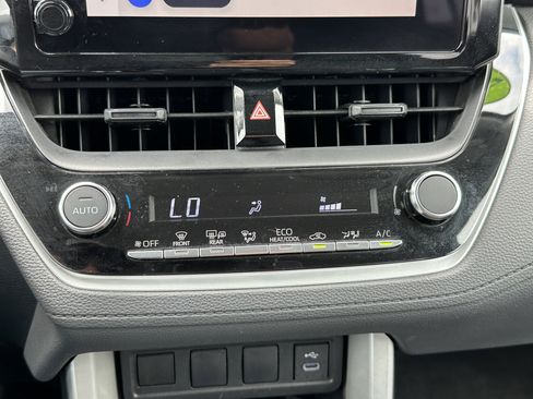 Used 2025 Toyota Corolla Cross LE FWD image 30